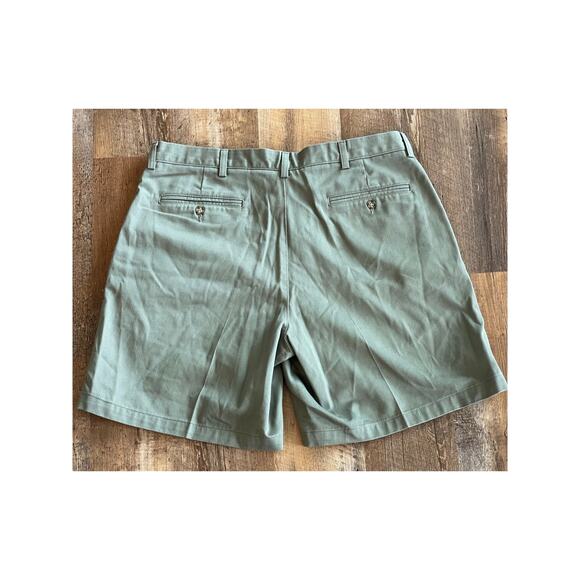L.L. Bean Men's Green Khaki twill shorts 100% Cotton, size 38 - Picture 2 of 6